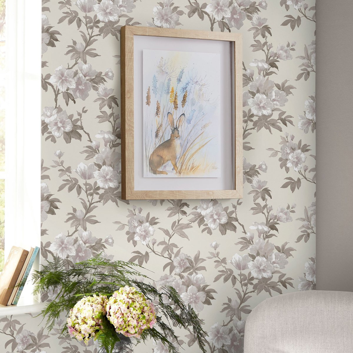 Rosamund, tapet med blomster i grått fra Laura Ashley
