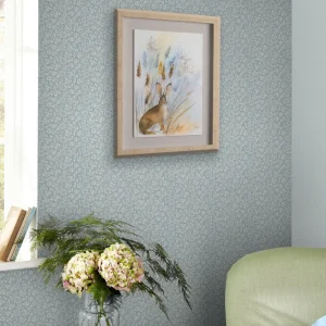 Alyssum, småmønstret tapet i lys blågrå fra Laura Ashley