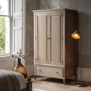 Artisan, garderobeskap med en skuff i kalkvasket eik