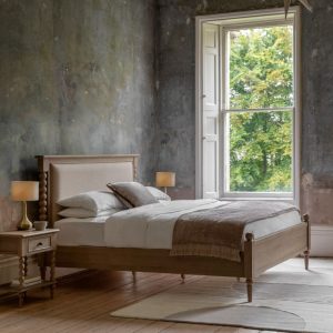 Artisan, seng i kalkvasket eik, med trukket hodegjerde