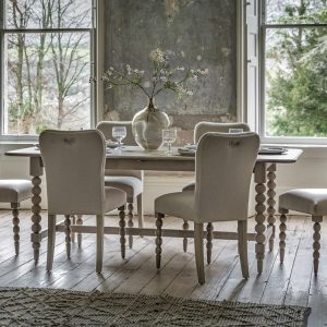 Artisan, spisestoler i kalkvasket eik , trukket i beige stoff