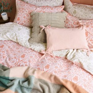 Ashstead Damask, putetrekk med stiliserte tulipaner i rosa/natur (2stk)