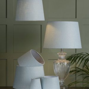 Bacall, moderne bøtteskjerm i blå lin fra Laura Ashley