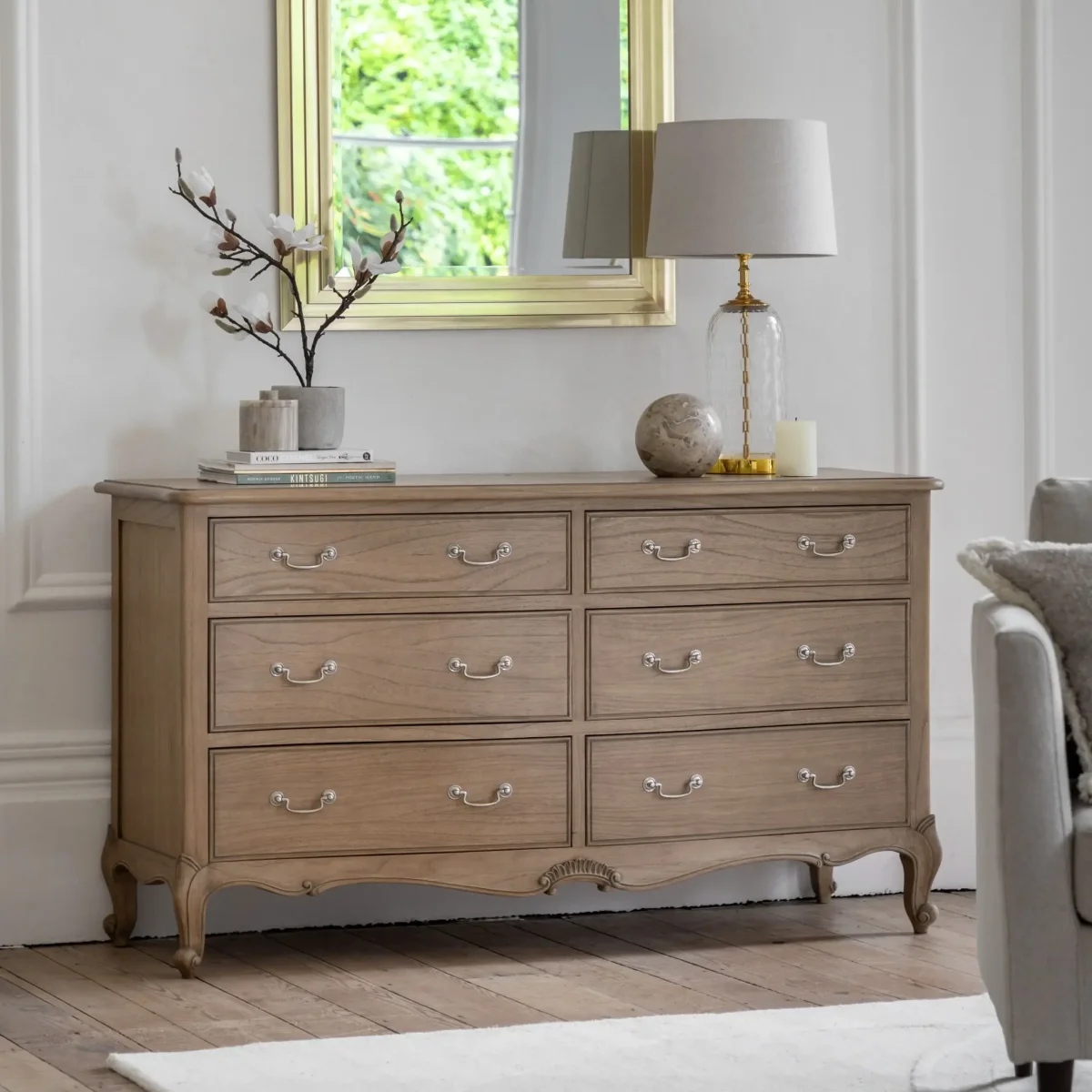 Chic, stor kommode i rustikk fransk landstil