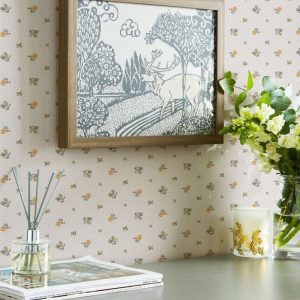 Claudia, tapet med små roser i gult fra Laura Ashley