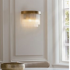 Clermont, elegant vegglampe i antikk messing med glasstenger