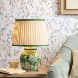 Colwich, grønn bordlampe med blomstermotiv og linskjerm