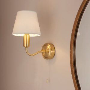 Conway, vegglampe i matt messing med offwhite skjerm(IP44)