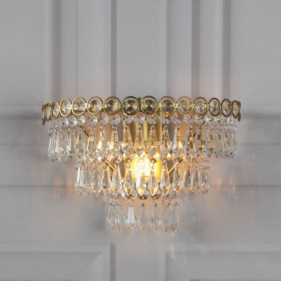Enid, klassisk vegglampe i antikk messing, med glasskrystaller