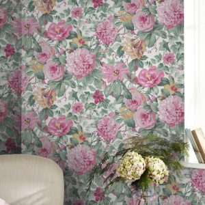 Aveline, fargerik tapet med store roser fra Laura Ashley