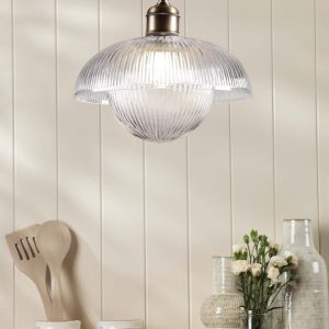 Bilham, pendellampe i messing med skjerm og kuppel i ribbet glass