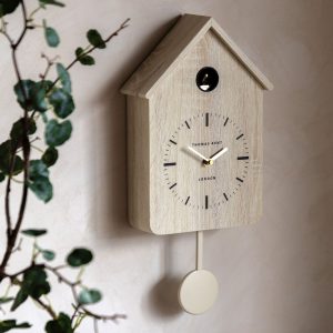 Cuckoo, veggklokke, moderne gjøkur i hvitvasket trefinish