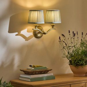 Hemsley, dobbel vegglampe i messing, med salviegrønn silkeskjerm