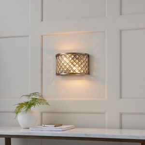 Hudson, Elegant vegglampe i antikk messing og krystall