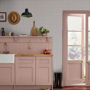 Stately Floral, landlig tapet fra Joules med stiliserte blomster i rødt