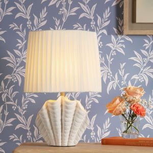 Shell, skjellformet bordlampe i hvit keramikk med oval skjerm