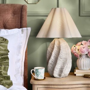 Strata, skulpturell og taktil bordlampe i offwhite med lampeskjerm