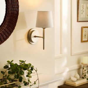 Sullivan, klassisk vegglampe i antikk messing med naturfarget skjerm
