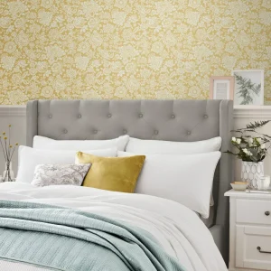 Laurissa, mønstrete tapet i okergult fra Laura Ashley