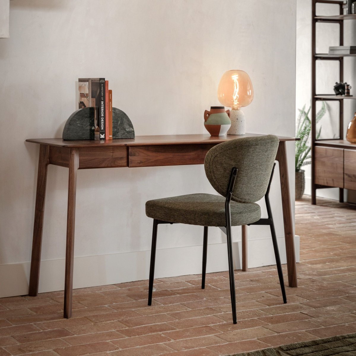 Madrid, stilrent, skrivebord i retrodesign i heltre valnøtt