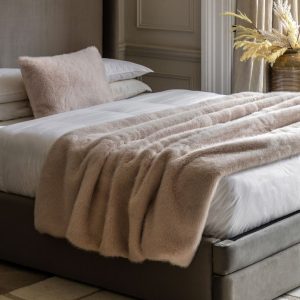 Maple, stort, deilig og mykt pelspledd/sengeteppe i beige