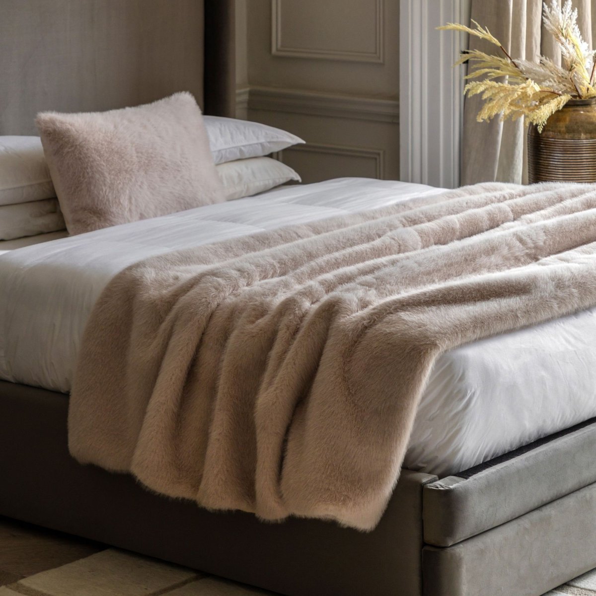 Maple, stort, deilig og mykt pelspledd/sengeteppe i beige