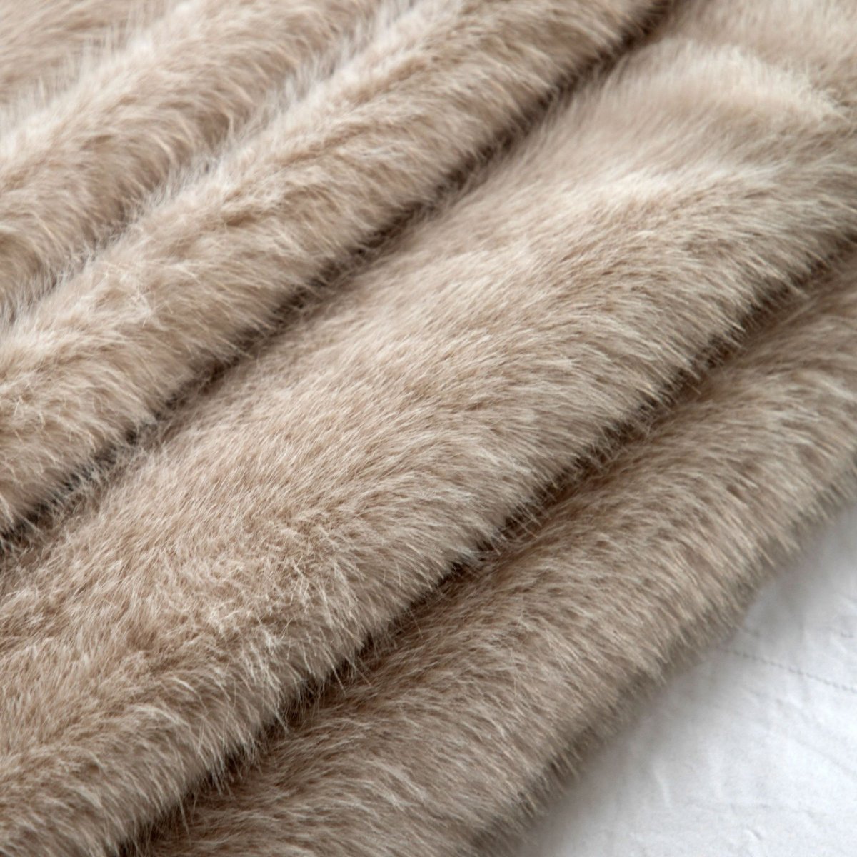 Maple, stort, deilig og mykt pelspledd/sengeteppe i beige - Image 3