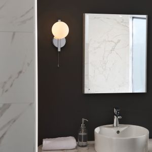 Merryfield, moderne vegglampe i krom og opalglass (IP44)