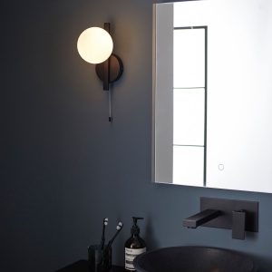 Merryfield, moderne vegglampe i sort og opalglass (IP44)