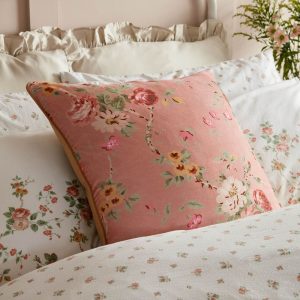 Mountney Garden, fløyelspute med roser i rosa fra Laura Ashley