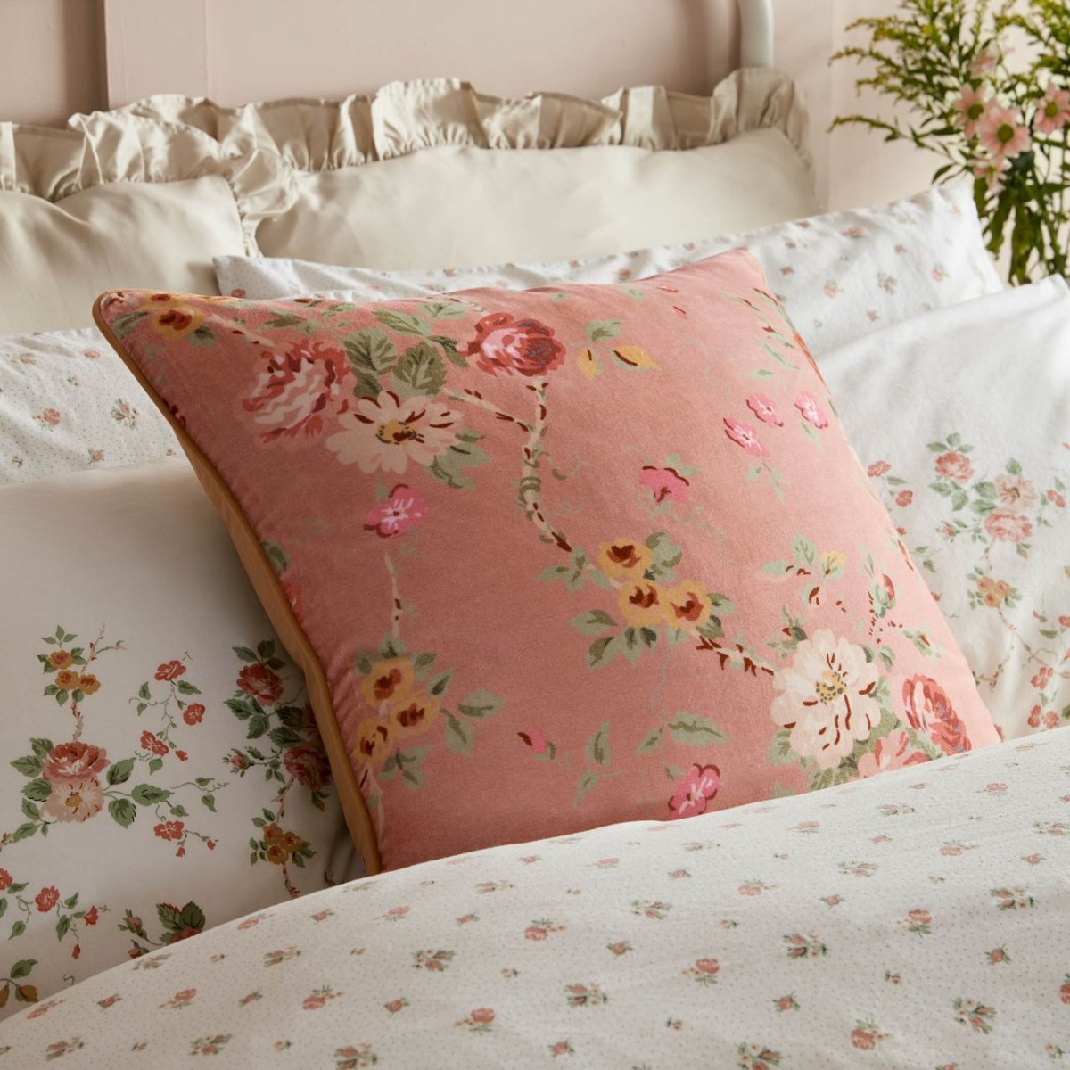 Mountney Garden, fløyelspute med roser i rosa fra Laura Ashley