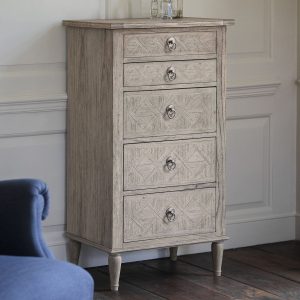 Mustique, høy kommode med 5 skuffer i et naturlig slitt uttrykk