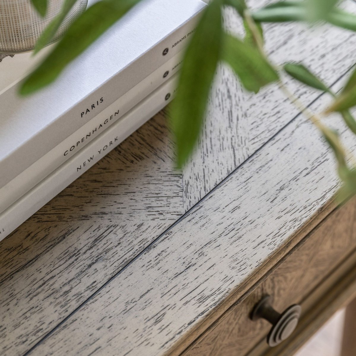 Mustique, rustikt sidebord/nattbord med en skuff i mindy ash - Image 3