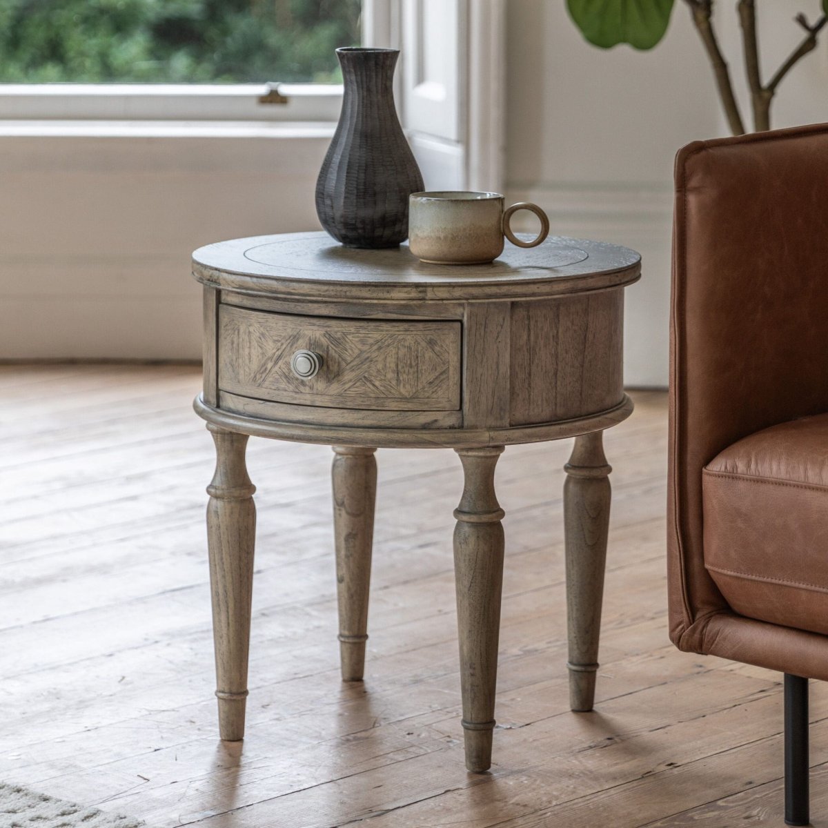 Mustique, rundt sidebord/nattbord med en skuff i rustikk finish