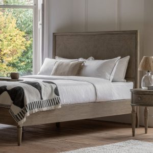 Mustique, heltre sengeramme i fransk kolonistil i rustikk finish