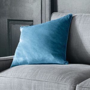 Nigella, ensfarget fløyelspute i seaspray blå fra Laura Ashley