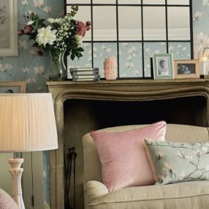 Nigella, ensfarget fløyelspute i lyse rosa fra Laura Ashley