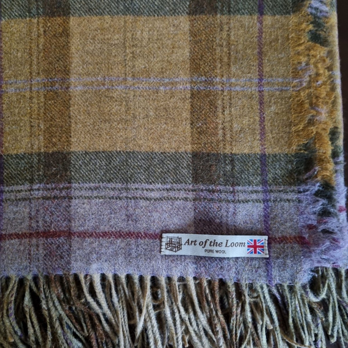 Autumn Gold, rutete ullpledd fra Art of the Loom i gule/lilla toner - Image 3