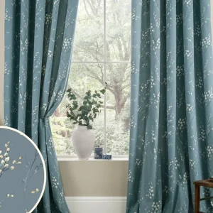 Pussy Willow, ferdigsydde gardiner med gåsunger, i mellomblått