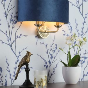 Sorrento, vegglampe i antikk messing og blå fløyelsskjerm fra Laura Ashley