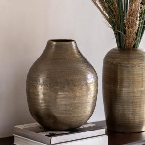 Zahara, rustikk banket vase i messingfarget aluminium H36cm