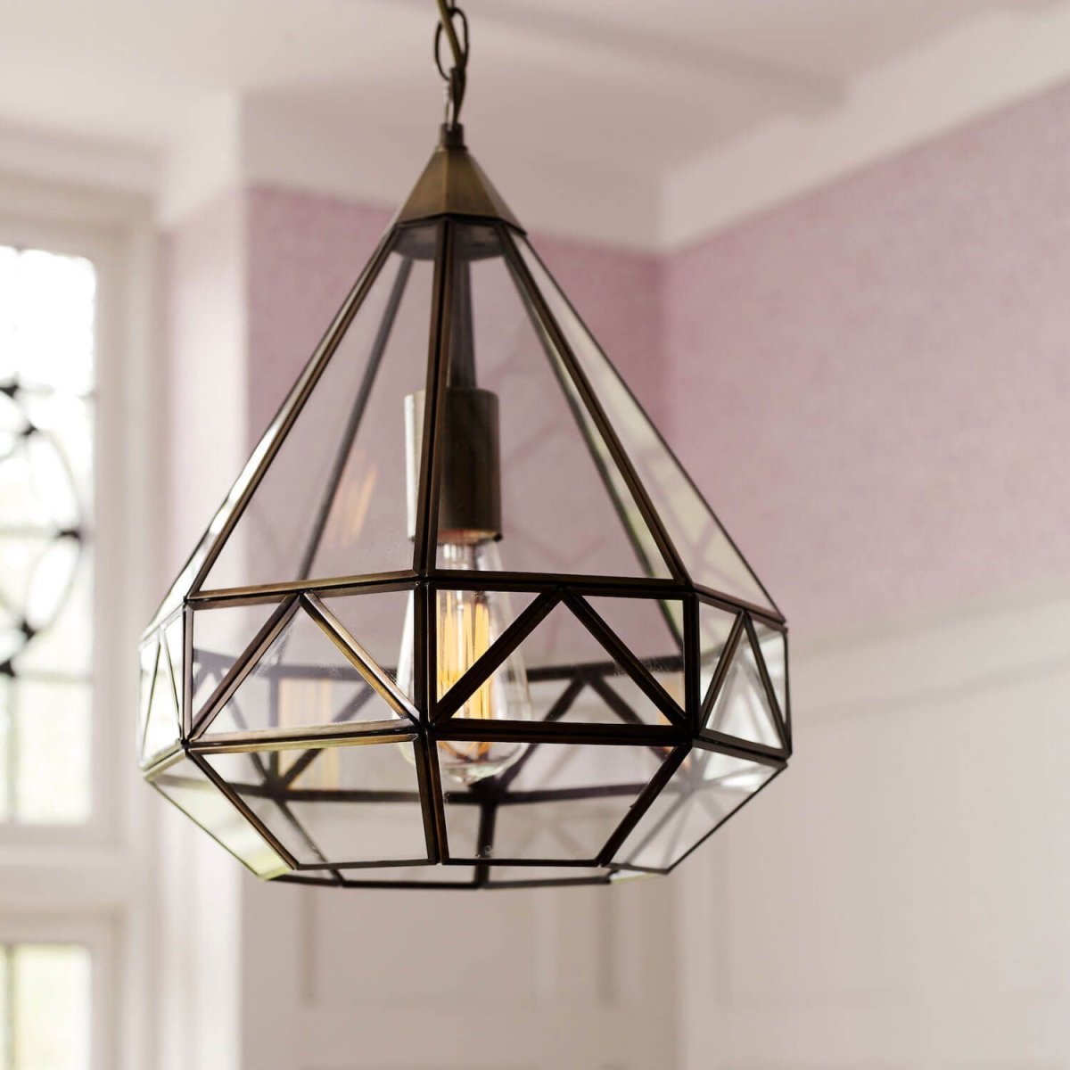 Zaria, moderne taklampe med geometrisk glassramme i antikk messing