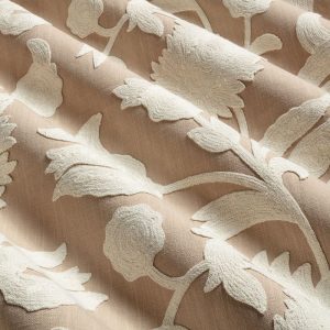 Florence, delikat tekstil med broderte blomster i offwhite på naturlin