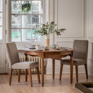 Highgrove, rundt spisebord med ileggsplate  i brunt tre (120-160cm)