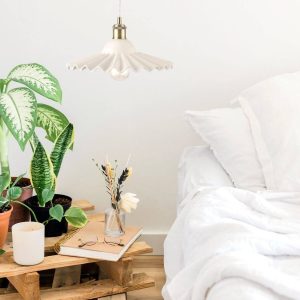 Beca, sjarmerende pendellampe i antikk messing og hvit keramikk (D 33cm)