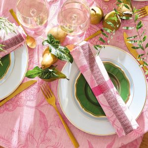 l’orangerie damaskvevd serviett i lin, med påfugler i rosa