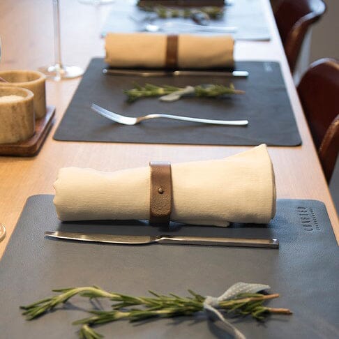 Spisebrikke med serviettring i sort skinn - Image 4