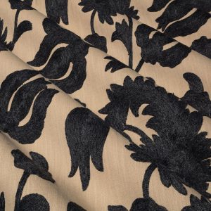 Florence, delikat tekstil med broderte blomster i antrasitt på naturlin